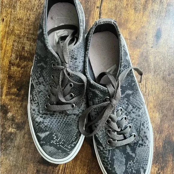 VANS | women’s suede snakeskin lace up classic sneakers. Size: 8 - Picture 4 of 11